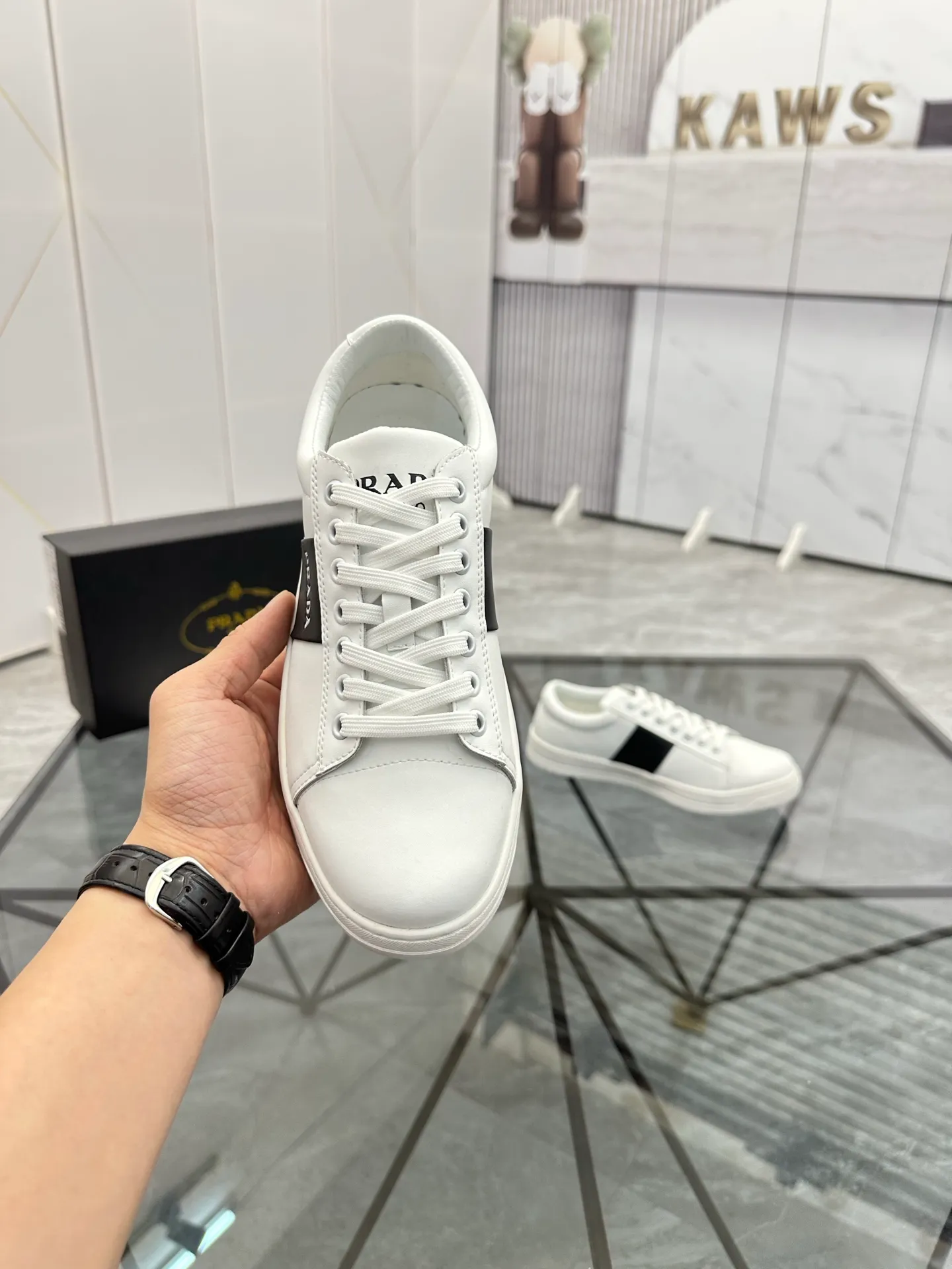 Men's shoes: 💰P400¥ Product trademark: Prada *"Prada*" low-top casual shoes Regular size: 38-44 (can be customized to 45) Product materials: imported cowhide upper, sheepskin lining, original outsole. Number: 020